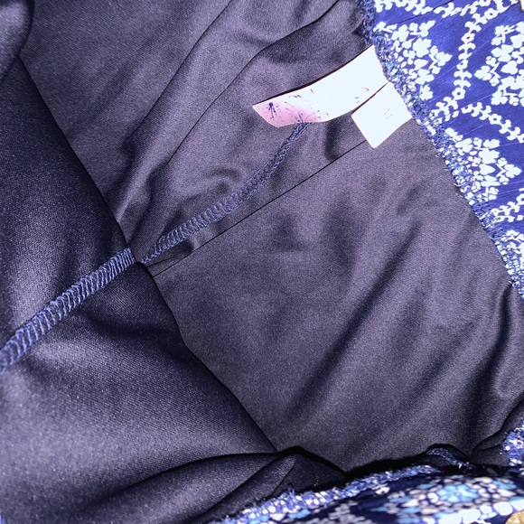 Alya Blue & White Design shorts size M - Picture 8 of 10